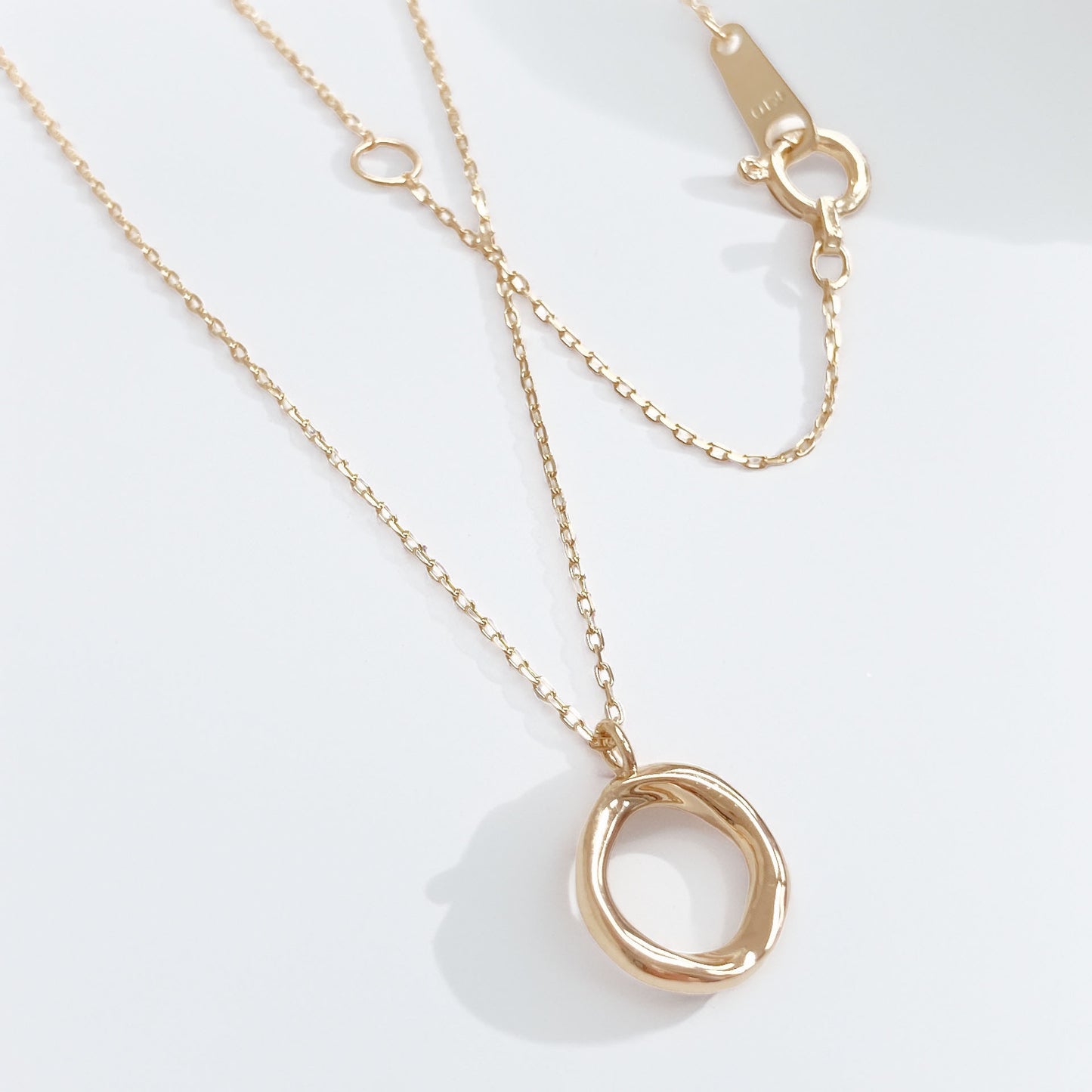 10K Yellow Gold Curved Circle pendant necklace 16 inch