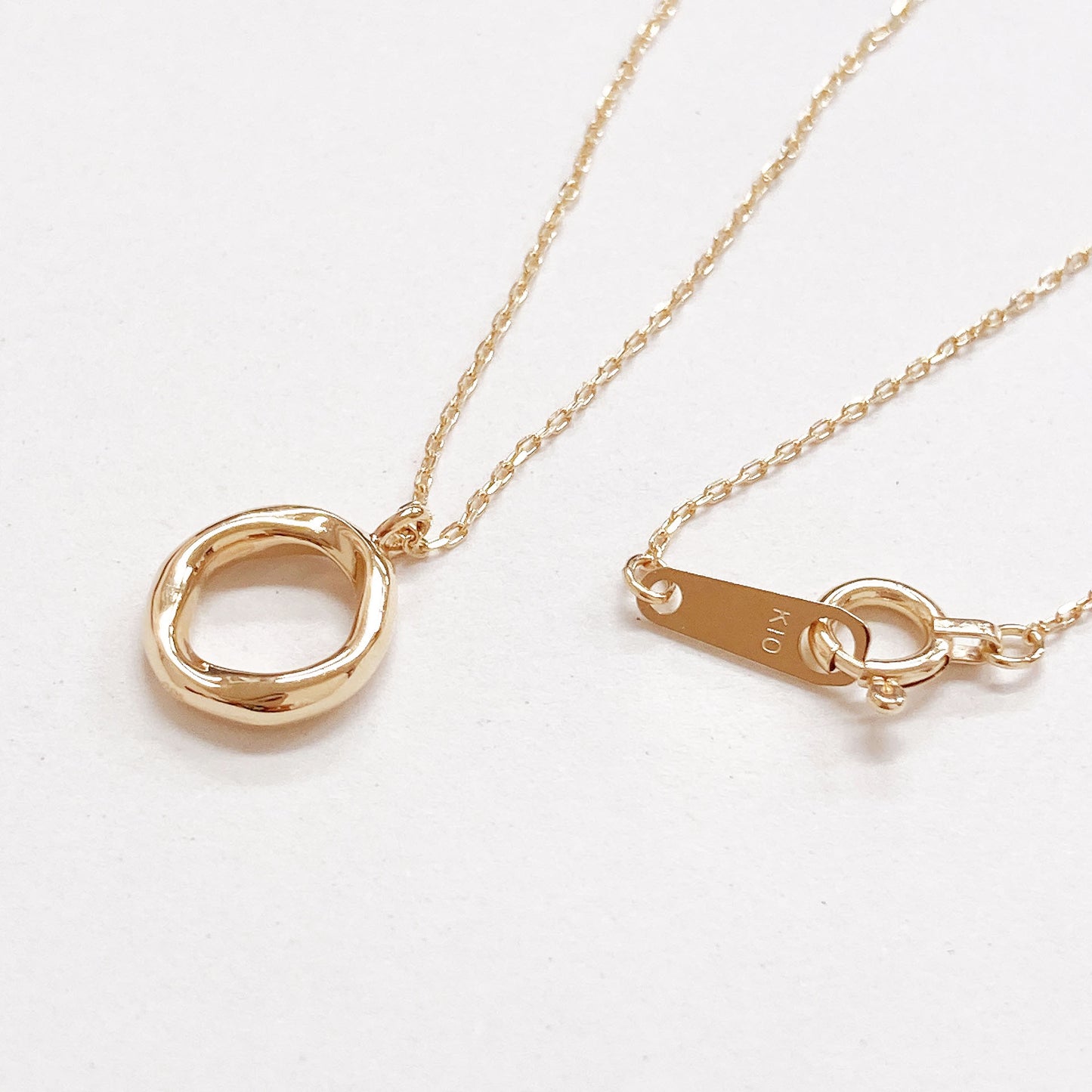 10K Yellow Gold Curved Circle pendant necklace 16 inch