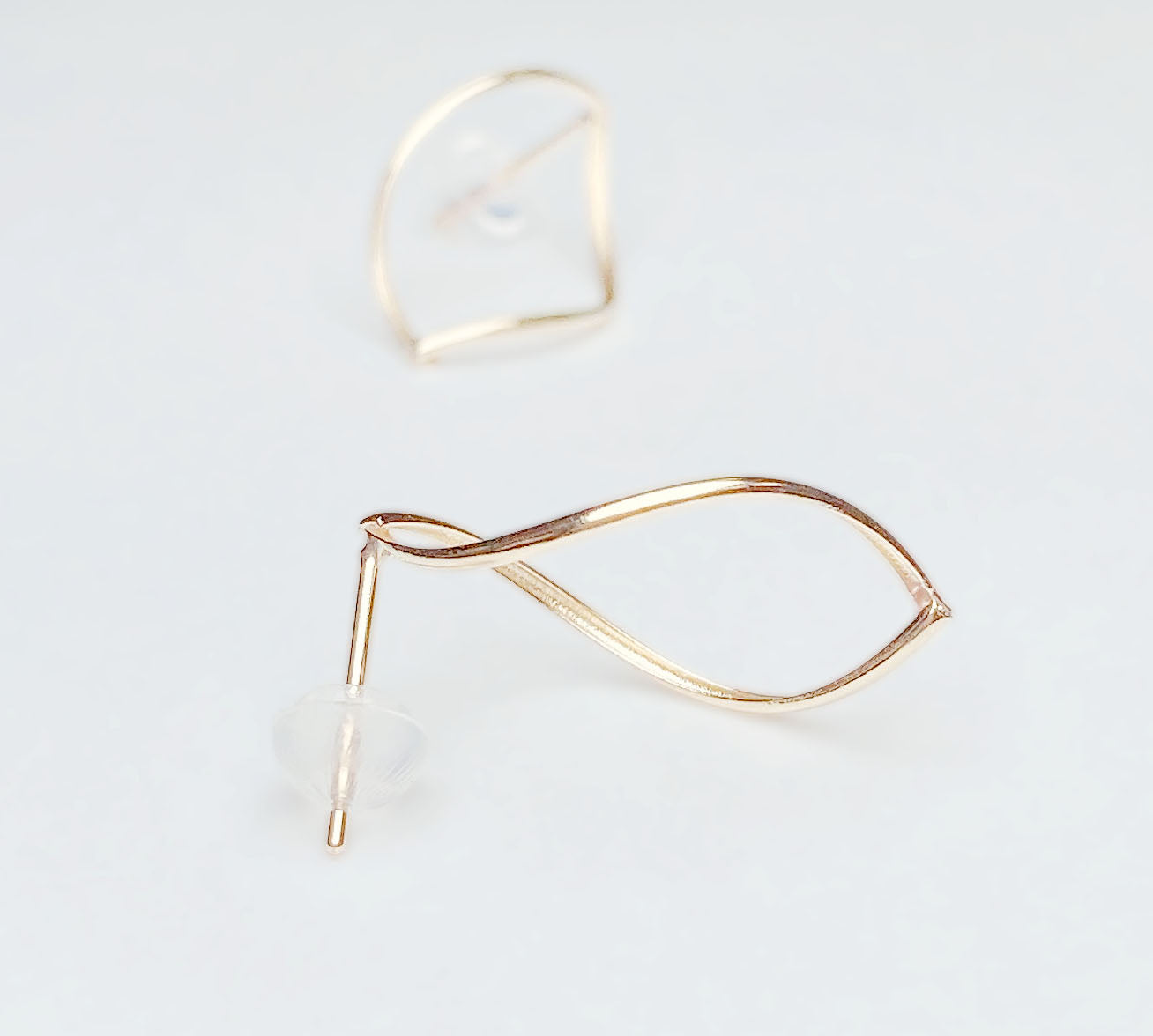 10K yellow gold curve wire leaf pierced earrings
